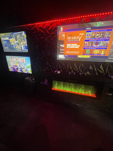 Gallery photo 1 of 2Fly Mobile Games