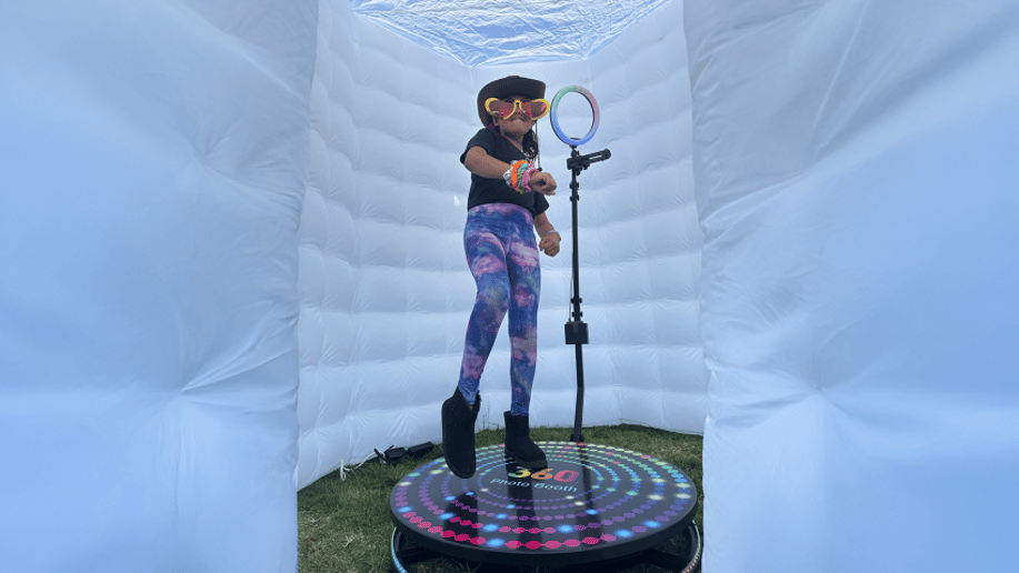 Gallery photo 4 of 360 Photobooths by Decibel and Lumens