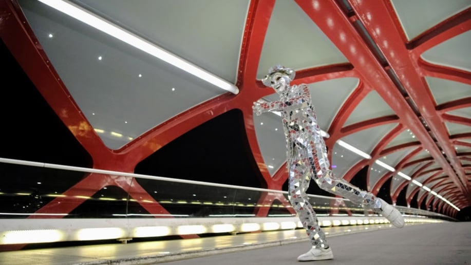 Gallery photo 1 of Mirror Man Juggling Entertainment
