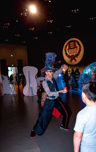 Gallery photo 5 of Mirror Man Juggling Entertainment