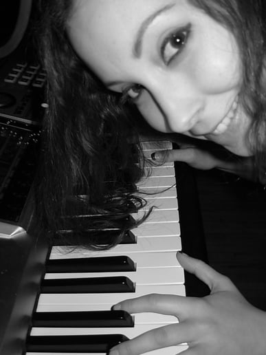 Gallery photo 2 of 4 State Dueling Pianos