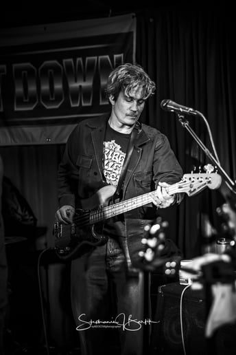 Gallery photo 5 of 9 Feet Down
