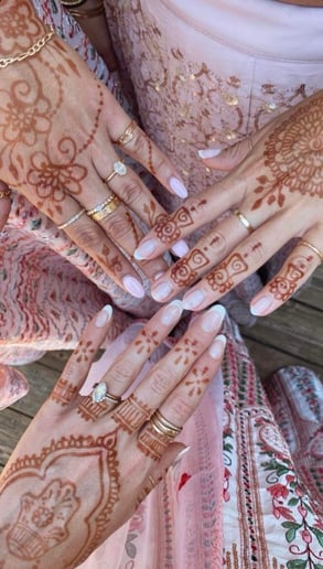 Gallery photo 3 of Glitter Ruby's Henna Art & Typewriter Poetry