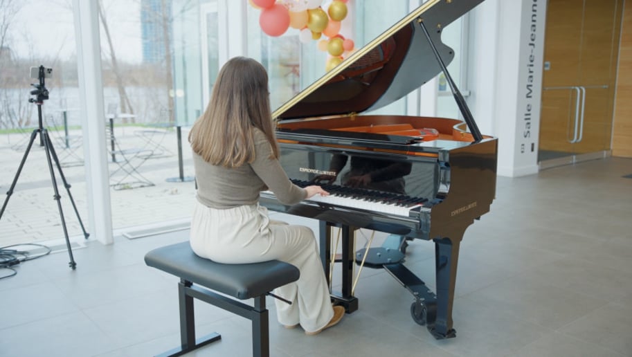 Gallery photo 7 of A Musical Moment with Ester