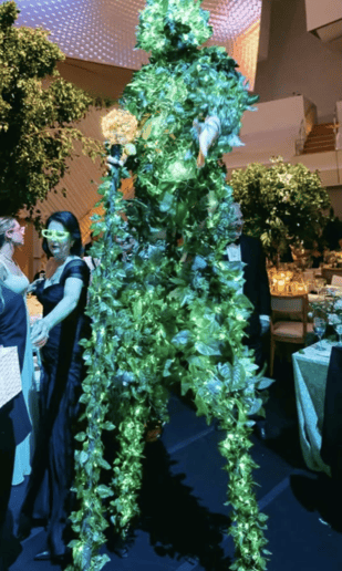 Gallery photo 1 of AAA Stiltwalkers