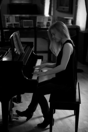 Gallery photo 1 of Abigail Cline - Singer/Songwriter/Actor