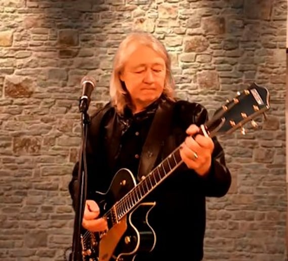 Gallery photo 4 of Steve Prentice - Singing Guitarist