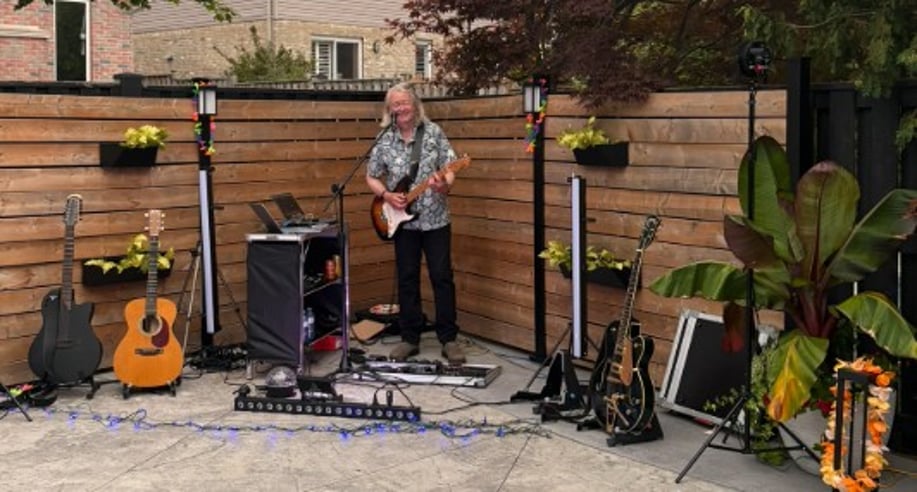 Gallery photo 1 of Steve Prentice - Singing Guitarist
