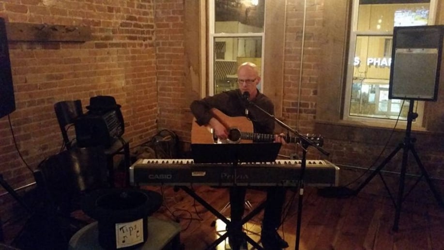 Gallery photo 1 of Acoustic/piano man.