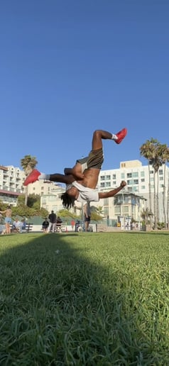 Gallery photo 3 of Acrobatic Dancer