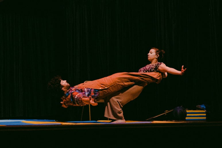 Gallery photo 5 of Ayton & Erica - An Acrobatic Duo