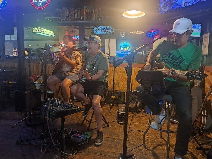 Gallery photo 4 of 3 Guys & 3 Guitars