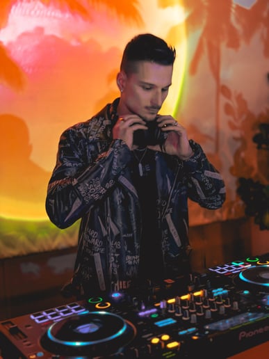 Gallery photo 1 of Afro-Electronic House DJ