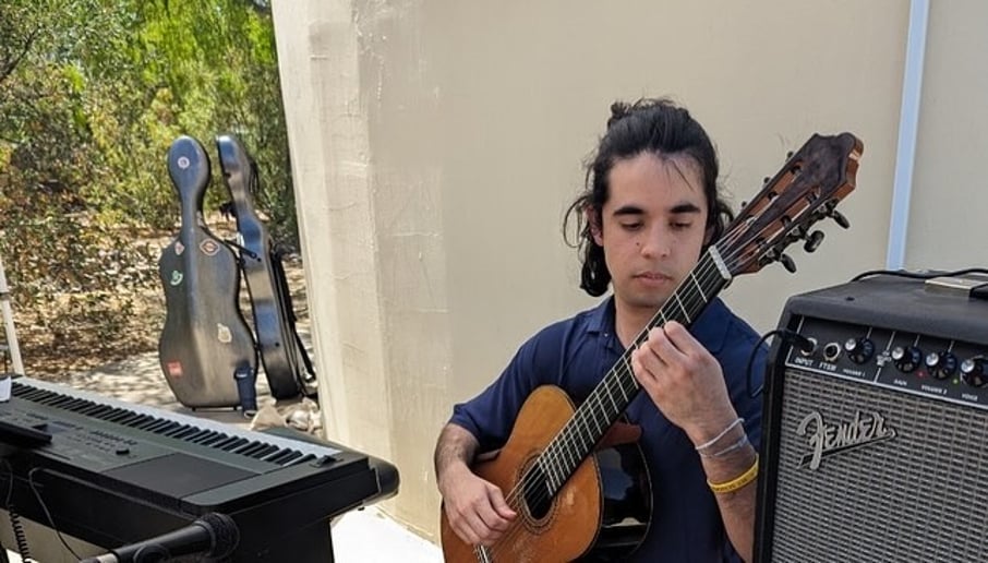Gallery photo 4 of Alberto Torres: Guitarist