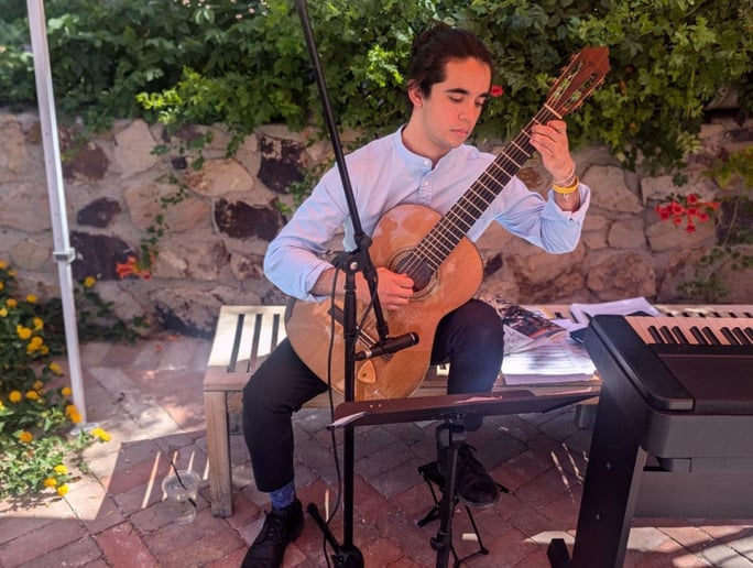 Gallery photo 5 of Alberto Torres: Guitarist