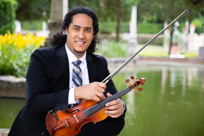 Gallery photo 2 of Alex Bravo Violinist