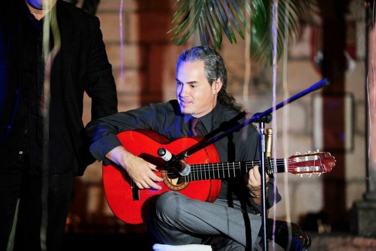 Gallery photo 3 of Alex Jordan Guitarist