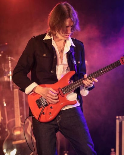 Gallery photo 7 of Alexander Guitar performer