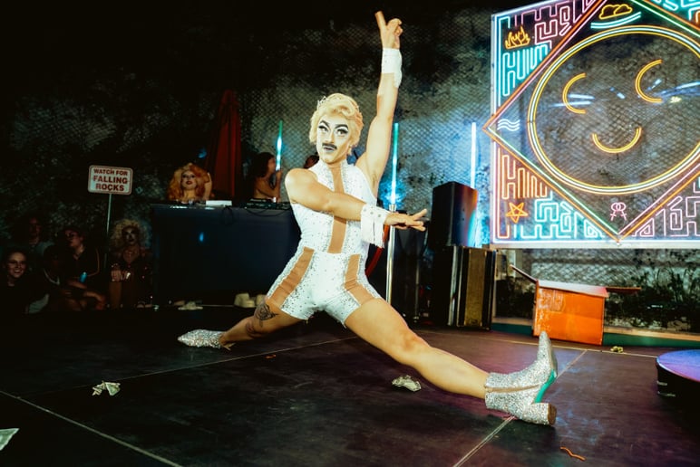 Gallery photo 6 of Alexander the Great Aerial Drag King