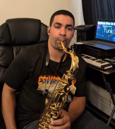 Gallery photo 2 of Alfredo - Live Saxophone