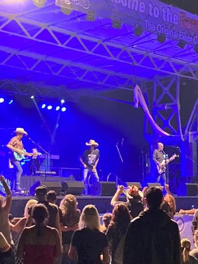 Gallery photo 3 of Almost Aldean