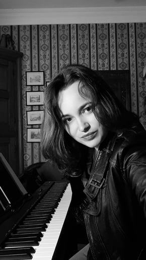 Gallery photo 1 of Alona_piano_