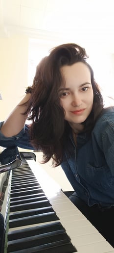 Gallery photo 3 of Alona_piano_