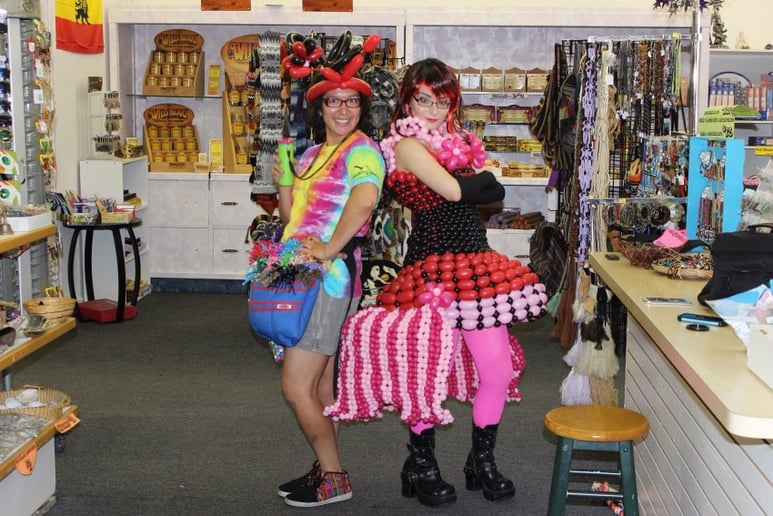 Gallery photo 3 of Alpacaglobo balloon twister