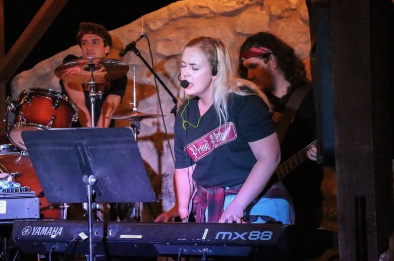 Gallery photo 2 of Amanda Gros - Pianist