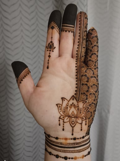 Gallery photo 3 of Amira Henna