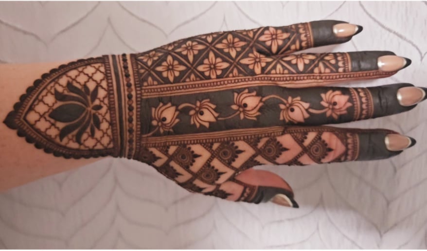 Gallery photo 5 of Amira Henna