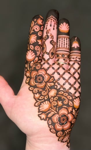 Gallery photo 6 of Amira Henna