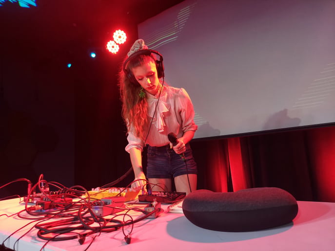 Gallery photo 3 of Ana & Juli DJing