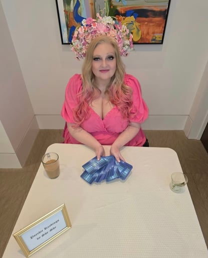 Gallery photo 3 of She-She Party Psychic