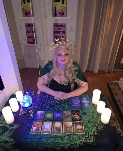 Gallery photo 4 of She-She Party Psychic