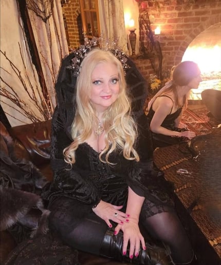 Gallery photo 5 of She-She Party Psychic