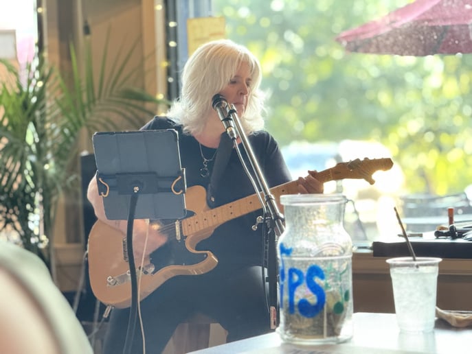 Gallery photo 5 of Anna Zinn Live!