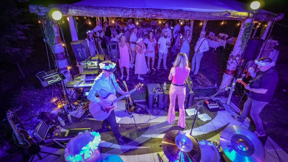 Gallery photo 10 of Annika & the Earthlings