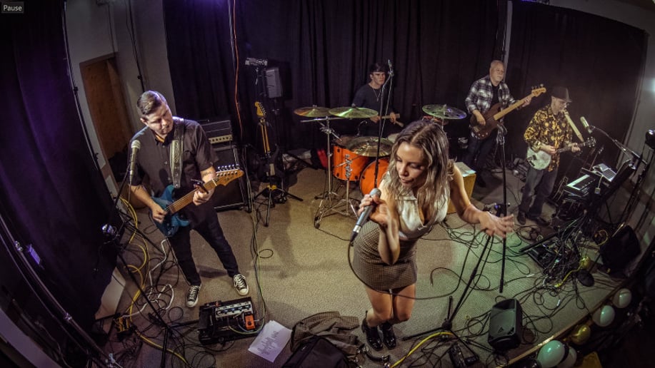 Gallery photo 12 of Annika & the Earthlings