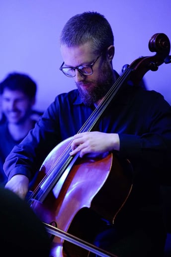 Gallery photo 2 of Ariel Carrabré - Cellist