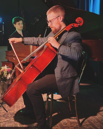 Gallery photo 2 of Ariel Carrabré - Cellist