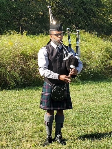 Gallery photo 2 of Bagpiper Gerald