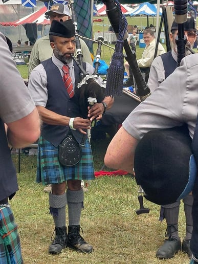 Gallery photo 4 of Bagpiper Gerald