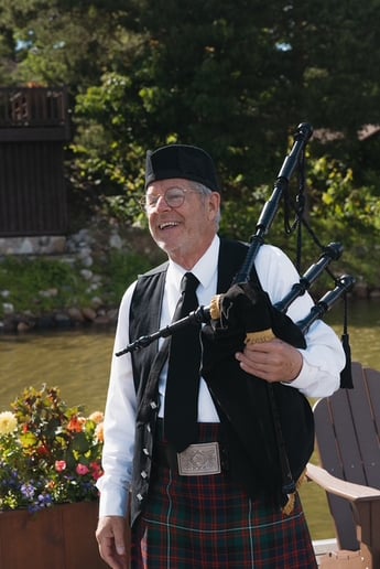 Gallery photo 2 of Shawano Bagpiper