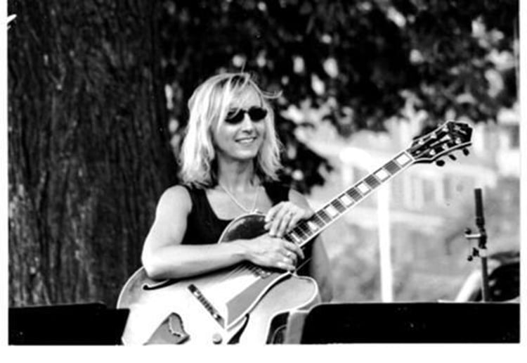 Gallery photo 10 of Barb Cheron - Guitarist