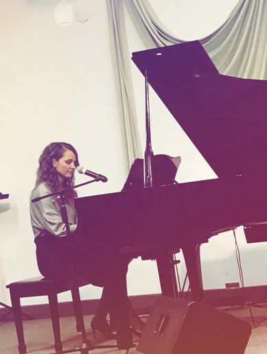 Gallery photo 1 of Beautiful solo piano