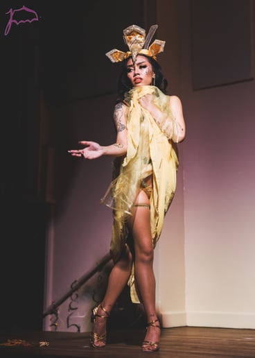 Gallery photo 2 of Bebe Demure