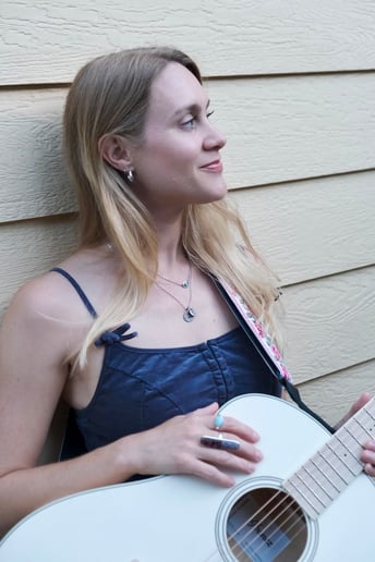 Gallery photo 1 of Bee Eigen – Acoustic Singer-Songwriter