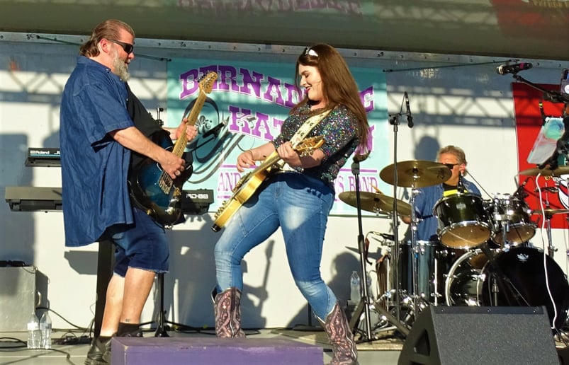 Gallery photo 8 of Bernadette Kathryn & Lonely Days Band