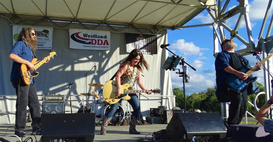 Gallery photo 9 of Bernadette Kathryn & Lonely Days Band